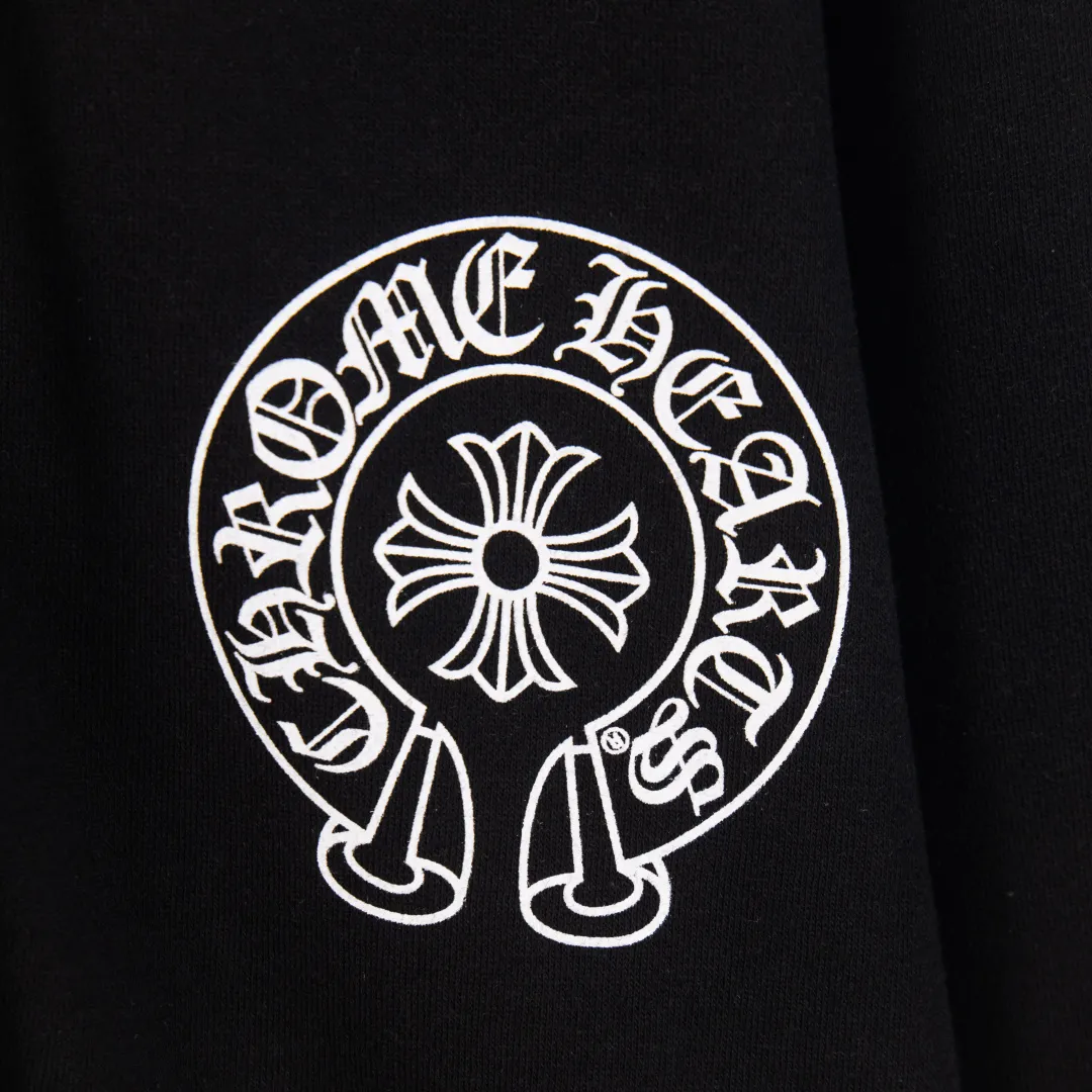 P310 zp version [exclusive supply] Chrome Hearts/Chrome Hearts Tokyo limited horseshoe Sanskrit printed zipper sweatshirt cardigan jacket. High weight, high density and high quality. The wool is soft, delicate and skin-friendly. Soft and silky to the touch. Excellent warmth and skin-friendly properties. Custom-woven and dyed. No color difference in either fabric or workmanship details. Comparing with the ordinary version on the market. Hardware zipper accessories are all customized. Full of details. Color: Black Size: S M L XL No.: FW10945